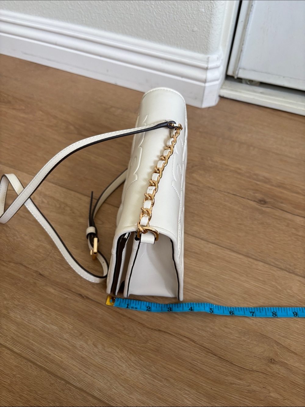 Tory Burch Ivory Quilted Leather Crossbody with Gold Chain - Picture 11 of 12